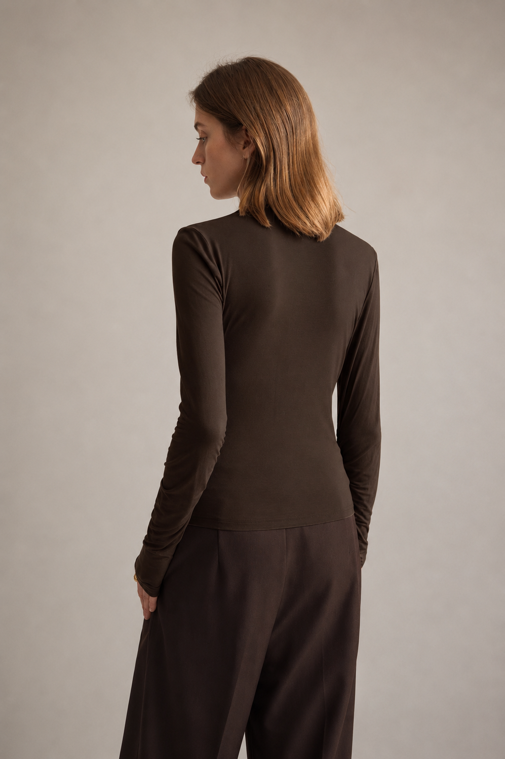 Haut drapé asymétrique Ronja couleur marron, manches longues. Design féminin ajusté, parfait pour un look moderne.