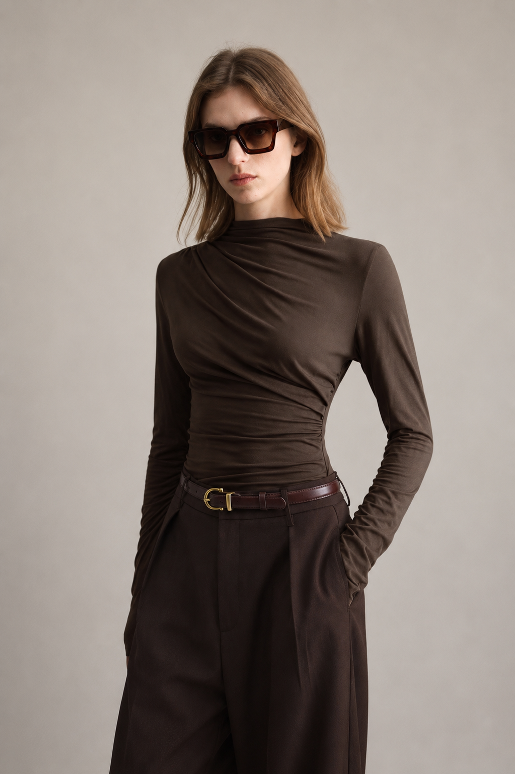 Haut femme asymétrique drapé Ronja marron, manches longues. Élégance moderne et ajustée pour l'automne.
