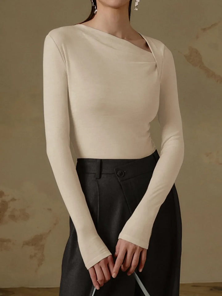 Look chic: haut femme asymétrique noir, manches longues, ajusté, idéal pour toute occasion.