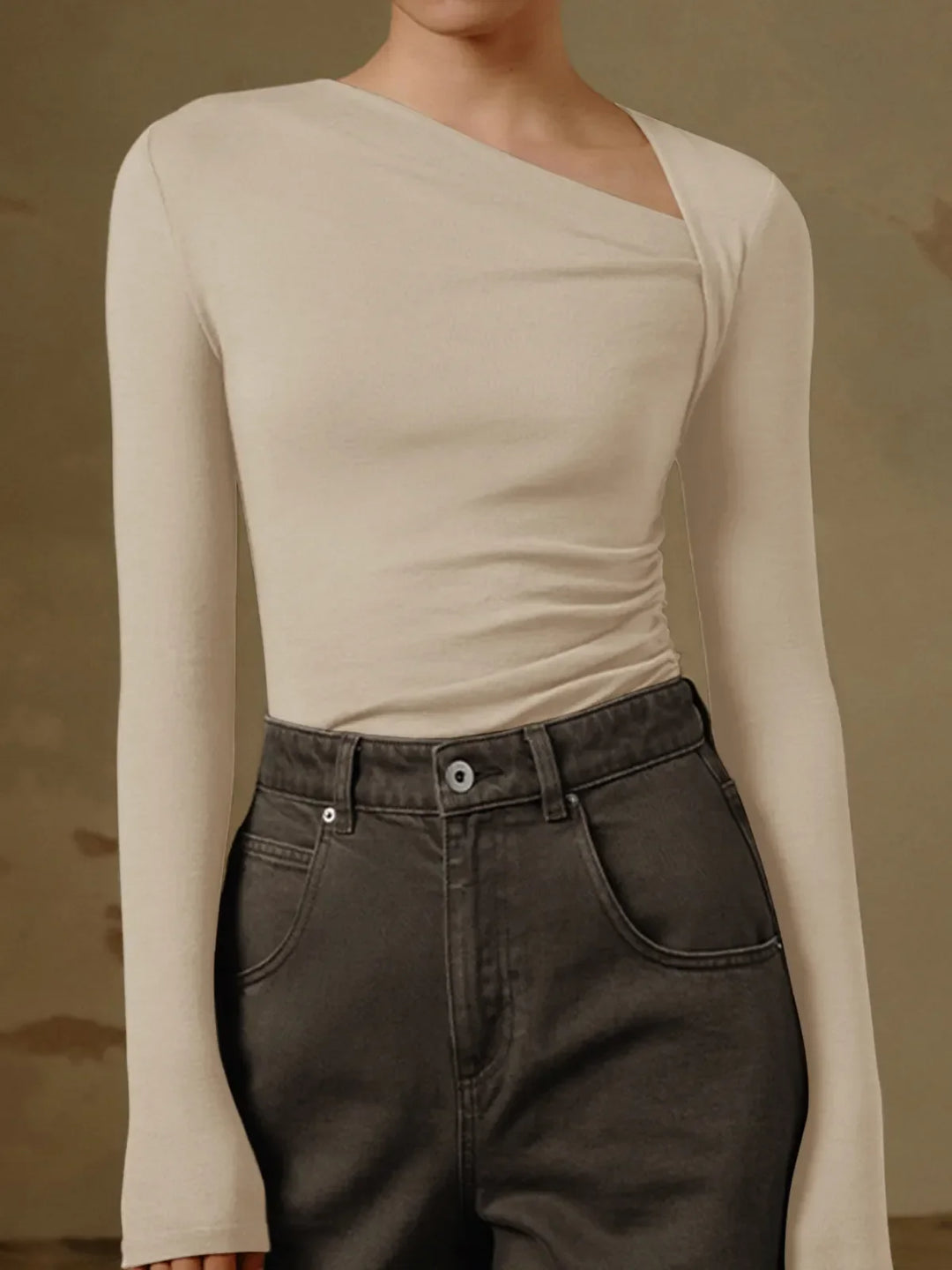 Haut femme élégant et ajusté, design asymétrique unique, manches longues, mode automne.