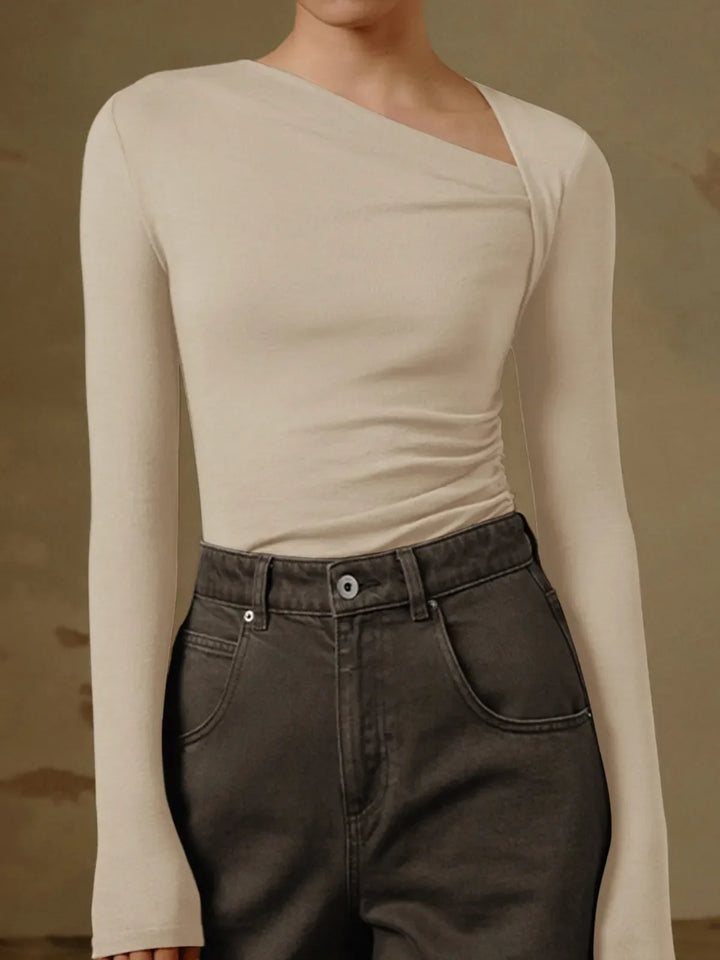 Haut femme élégant et ajusté, design asymétrique unique, manches longues, mode automne.