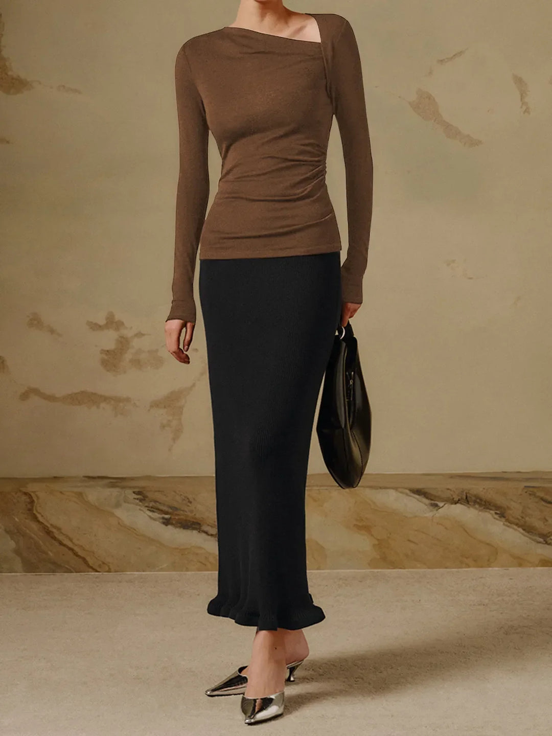Haut chic femme, asymétrique, manches longues, coupe ajustée, idéal pour la mode automne.