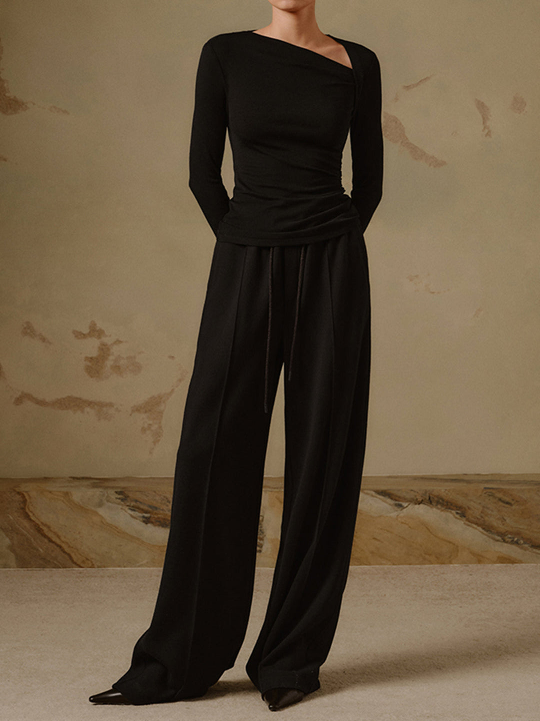 Top asymétrique élégant femme, noir, manches longues, ajusté, parfait pour un look chic.