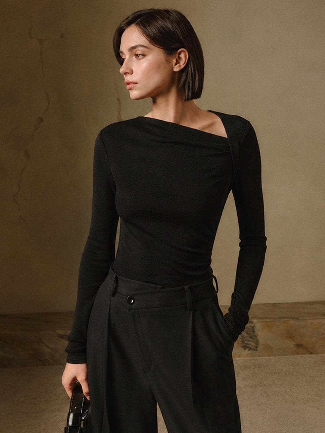 Haut femme asymétrique noir à manches longues, coupe ajustée, élégant et mode pour automne.