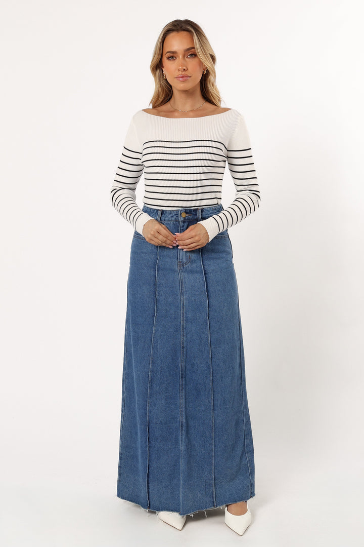 Pull femme rayé mode, col bateau et manches longues. Un look décontracté chic pour l'automne et le printemps.
