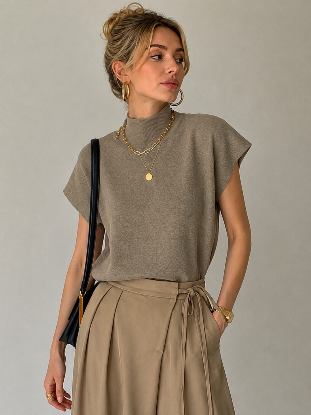 Haut femme élégant col roulé manches courtes, chic et confortable pour un usage quotidien.