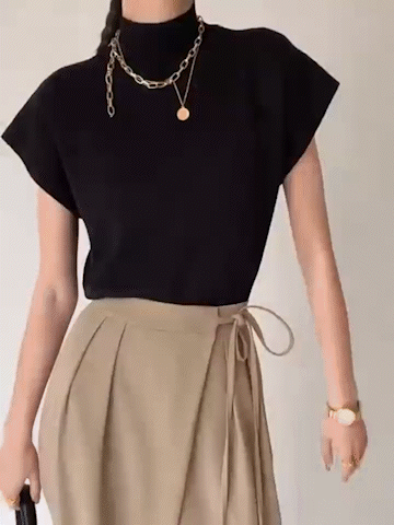Haut polyvalent femme à col roulé, manches courtes, offrant confort et style élégant.