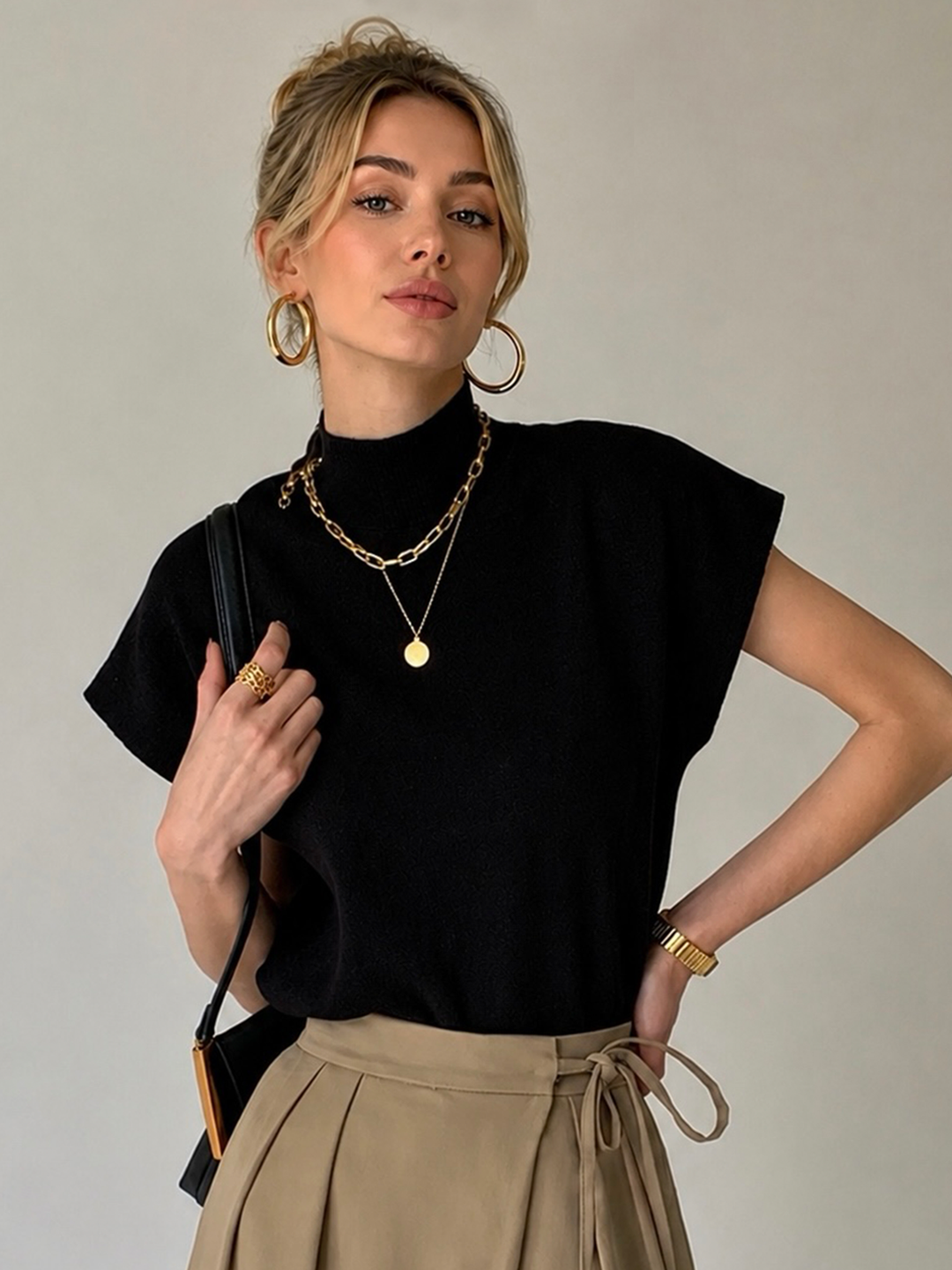 Haut femme élégant à col roulé et manches courtes, parfait pour un look chic et polyvalent.