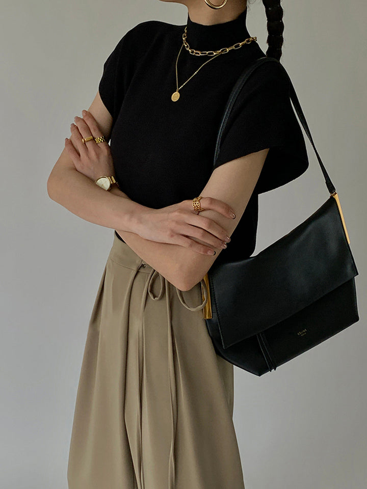 Haut confortable femme à col roulé et manches courtes, idéal pour un style décontracté ou bureau.