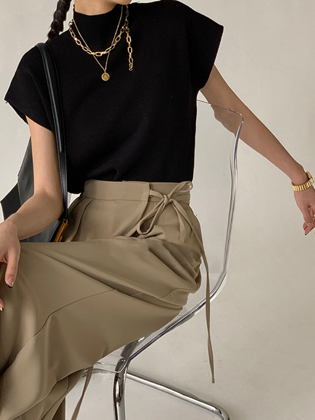 Haut chic femme à col roulé et manches courtes, parfait pour le bureau ou une tenue élégante.