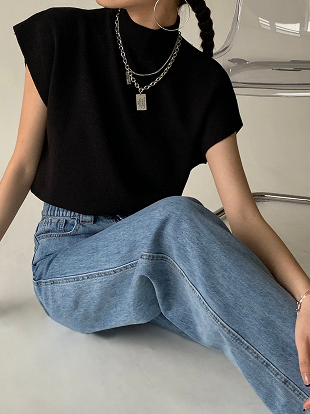 Haut femme à col roulé et manches courtes, un choix polyvalent pour tenues élégantes ou décontractées.