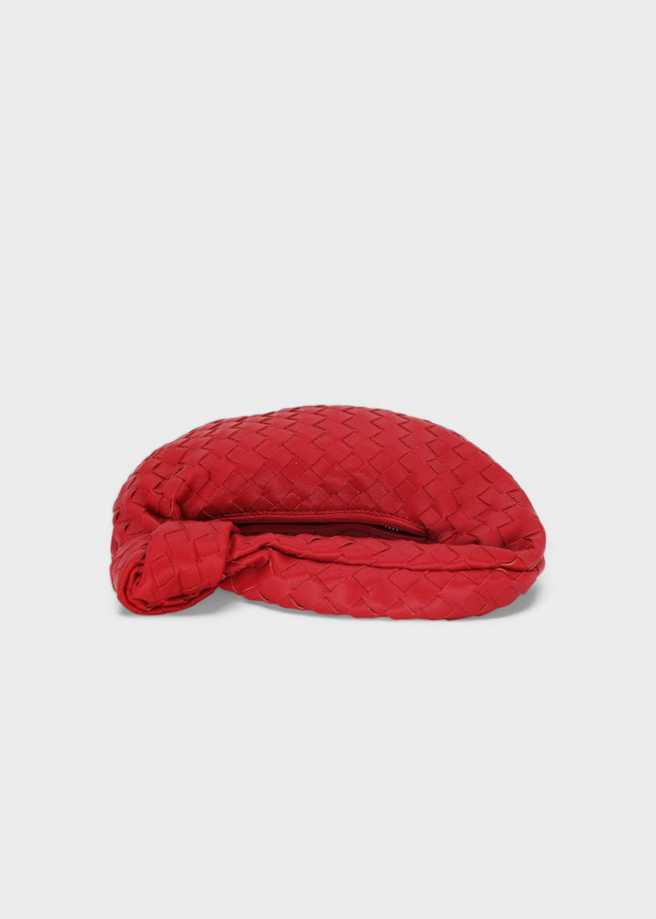 Gros plan sur la texture tressée du mini sac femme en similicuir, design raffiné et élégant.