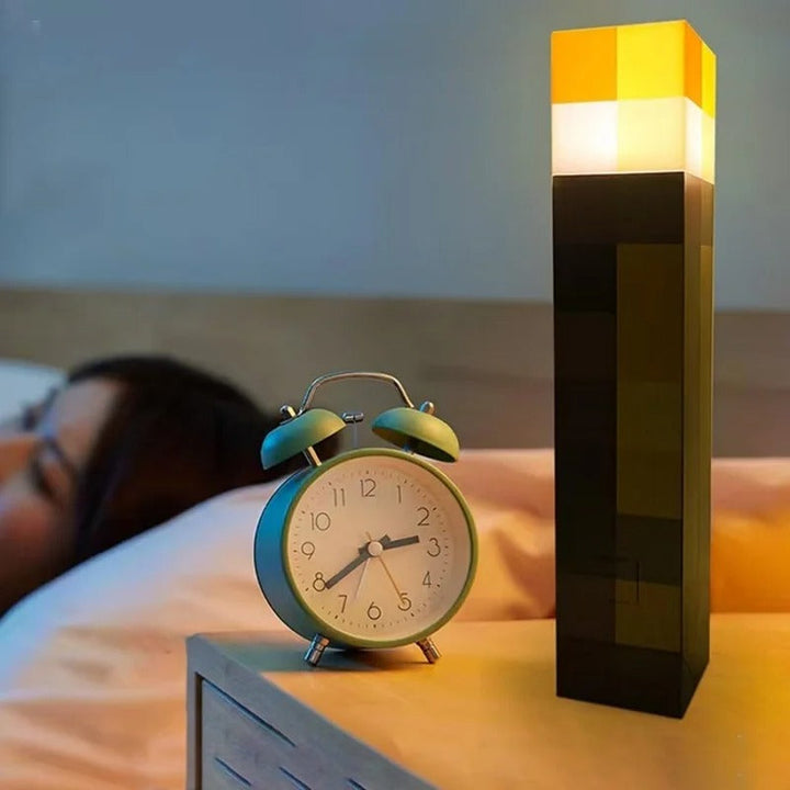 Lampe torche LED gaming unique, idéale pour setup gamer, crée une ambiance immersive et cool.
