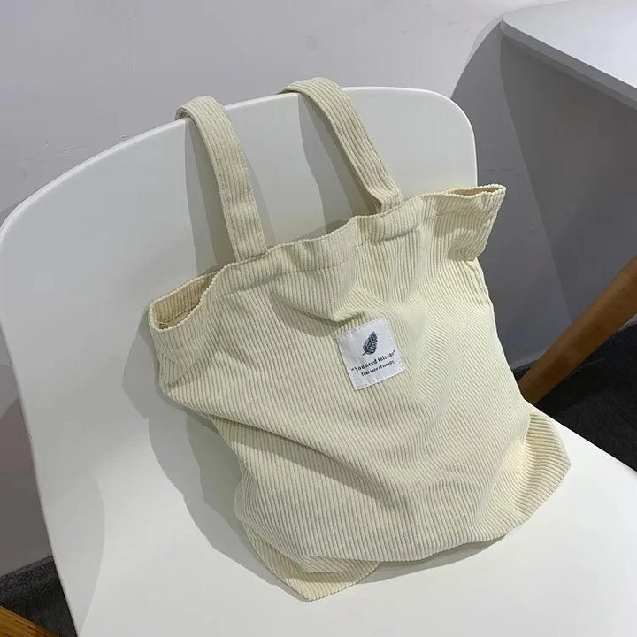 Grand sac cabas femme en velours côtelé avec pochette zippée. Pratique et tendance pour loisirs et ville.