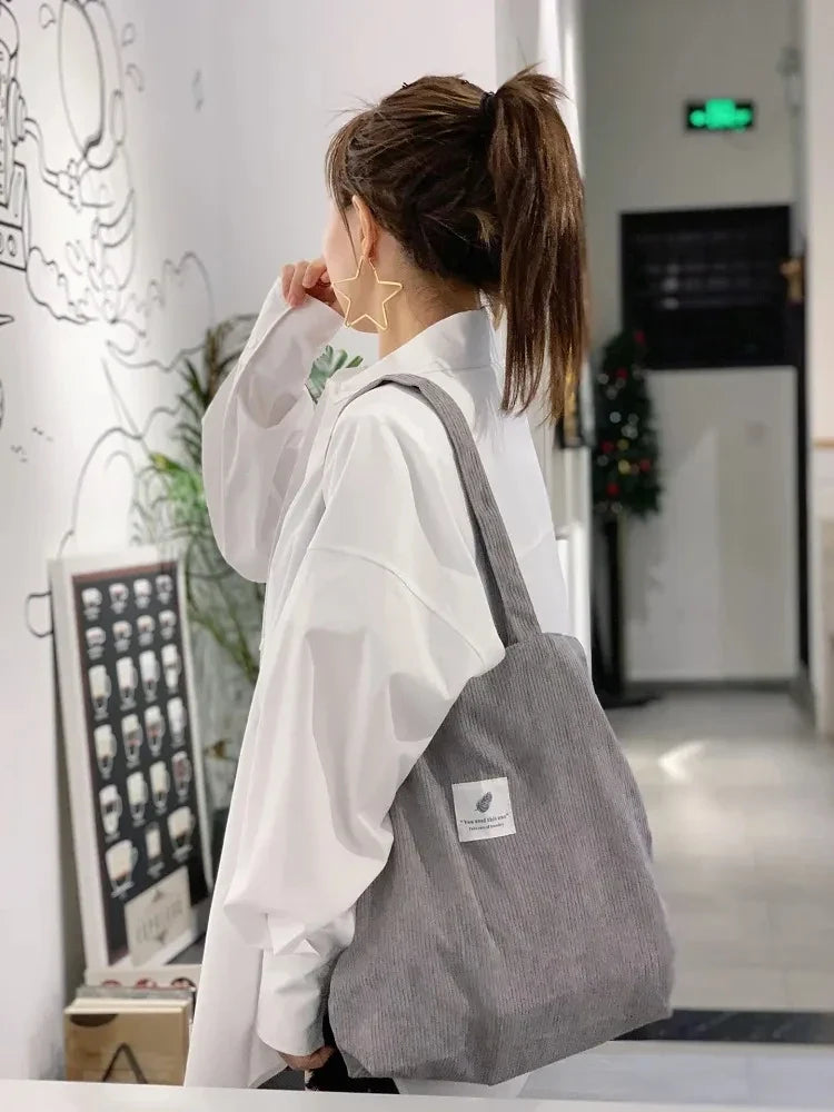 Sac cabas velours côtelé femme, accessoire tendance automne-hiver. Grand et pratique pour l'épaule.