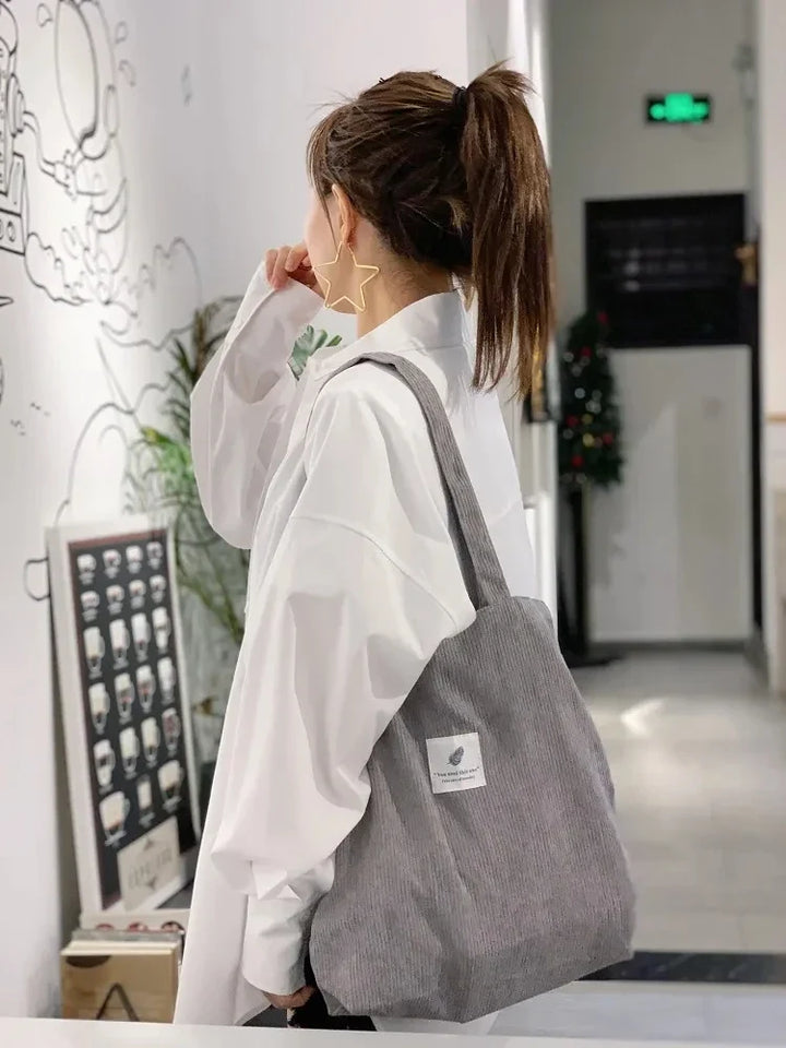 Sac cabas velours côtelé femme, accessoire tendance automne-hiver. Grand et pratique pour l'épaule.