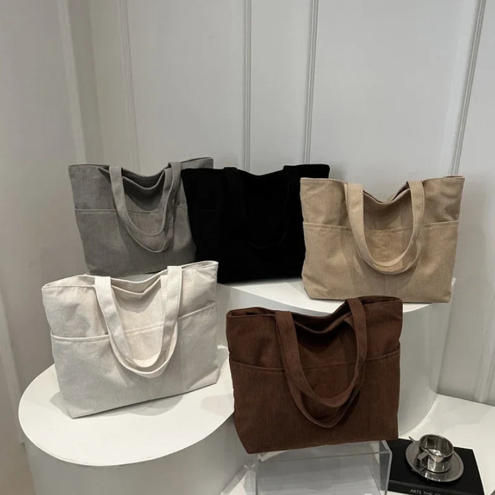 Sac bandoulière gris en velours côtelé, cabas doux et stylé pour femme, parfait pour la saison froide.