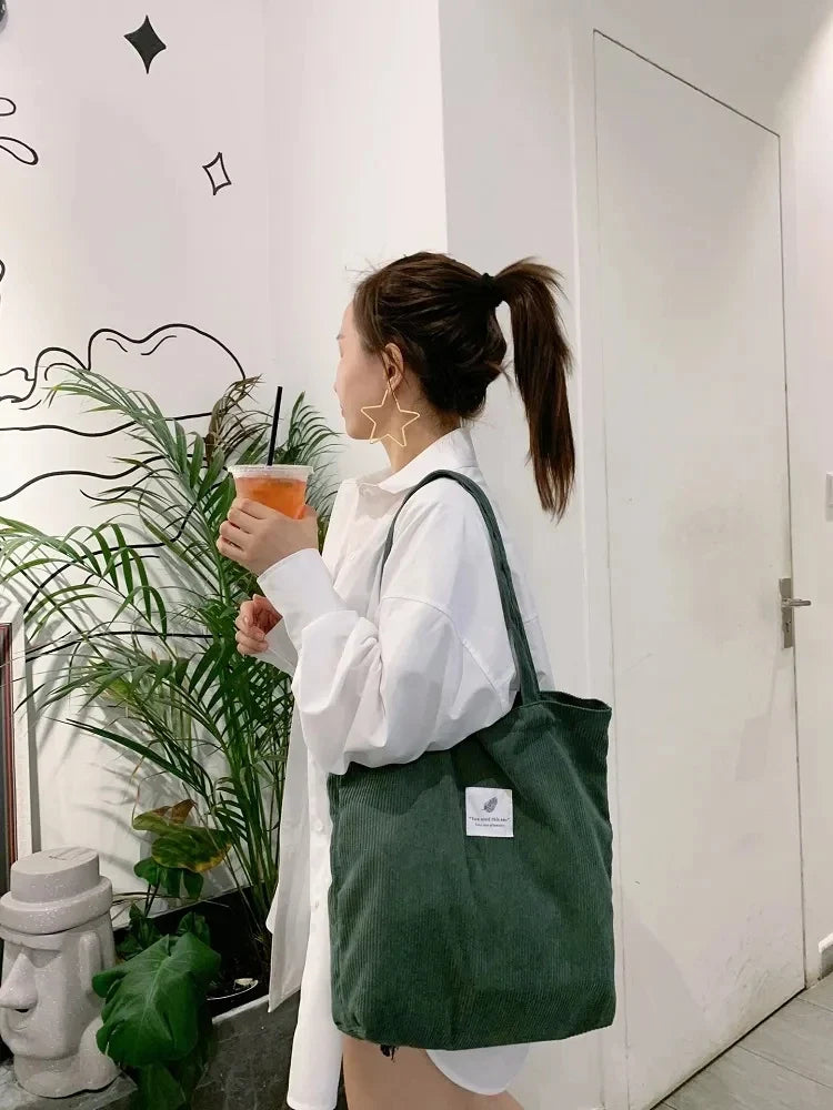 Élégant sac cabas femme en velours côtelé, parfait pour l'épaule. Grand format pratique pour tous les jours.