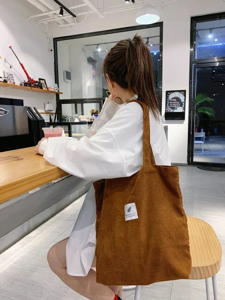 Sac femme élégant en velours côtelé, grand cabas pratique pour l'épaule. Style chic automne-hiver.