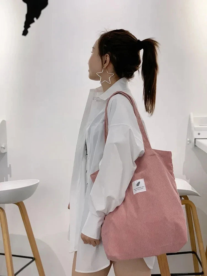 Sac femme tendance en velours côtelé, élégant cabas pour l'épaule. Accessoire durable pour automne-hiver.