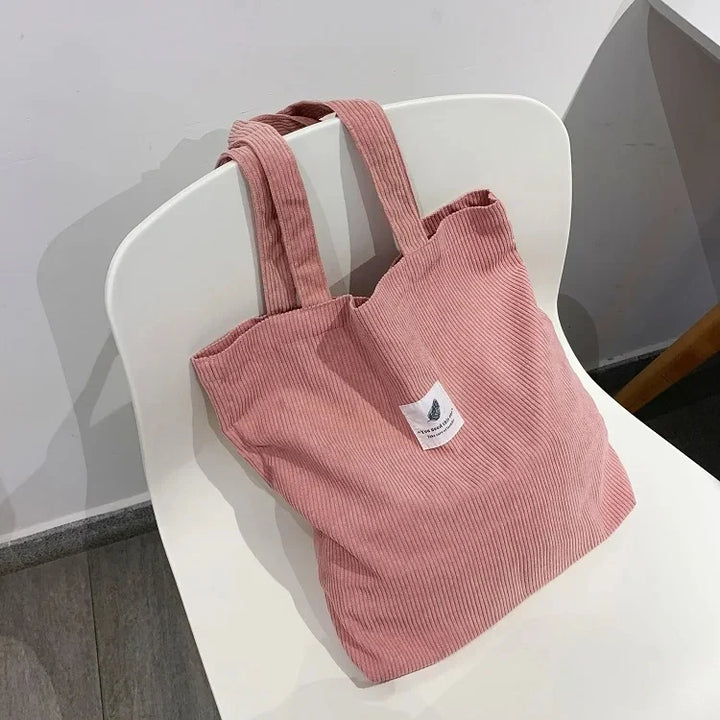 Sac cabas femme pratique et grand, en velours côtelé tendance. Idéal pour l'épaule, accessoire loisirs.