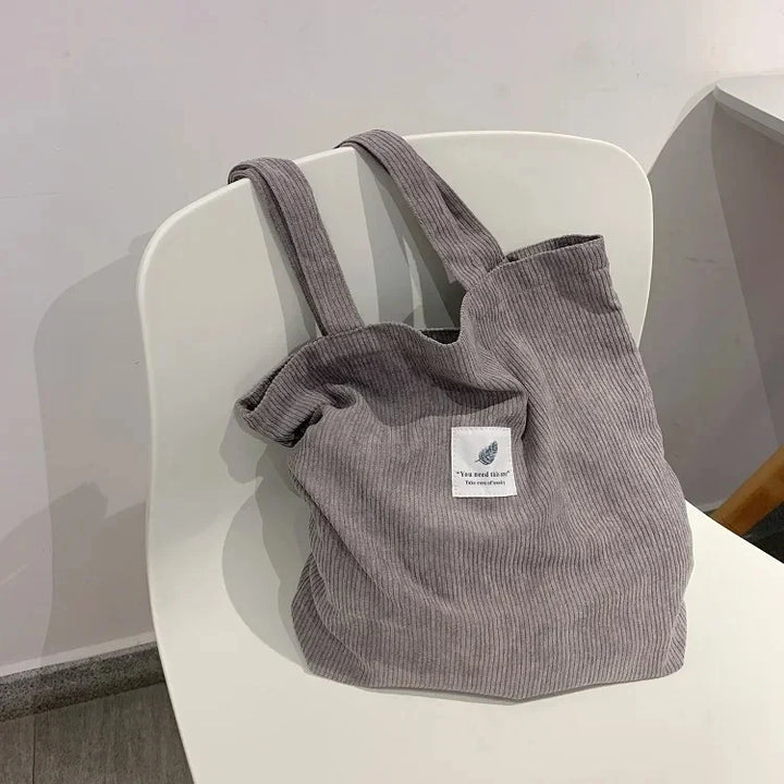 Grand sac cabas femme velours côtelé, élégant et pratique. Avec pochette zippée, idéal pour l'épaule.