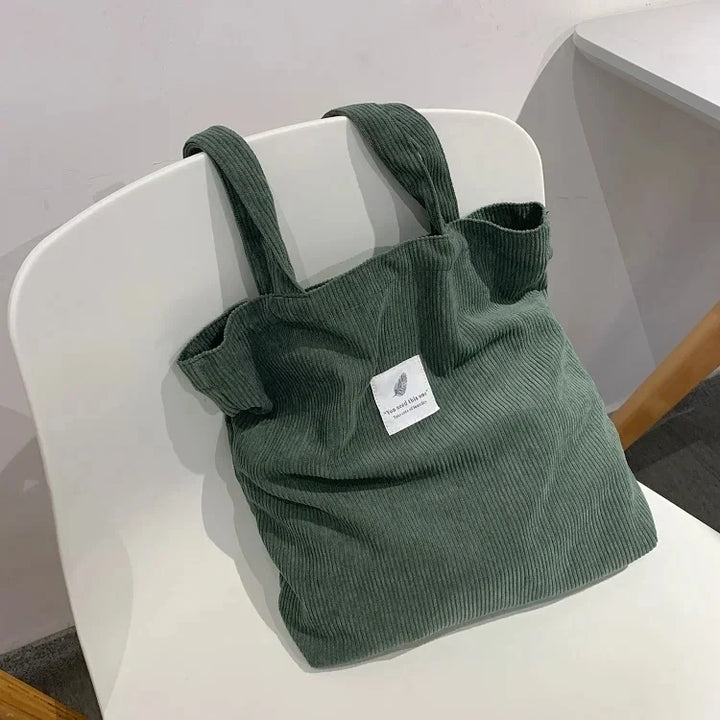 Sac cabas femme en velours côtelé élégant, tendance automne-hiver. Grand sac pratique pour l'épaule.