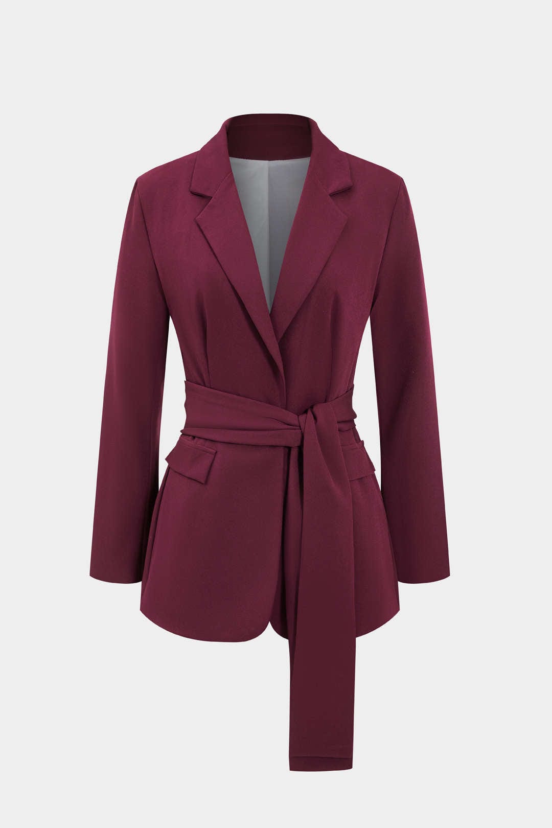 Tenue professionnelle femme rouge : blazer ceinturé et pantalon droit élégant pour bureau ou réunion.