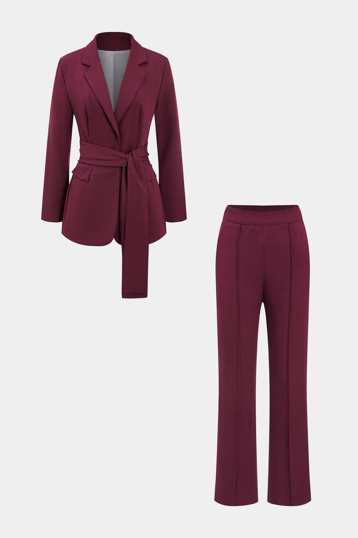 Ensemble chic femme rouge, costume deux pièces avec blazer ceinturé et pantalon droit pour cérémonie.