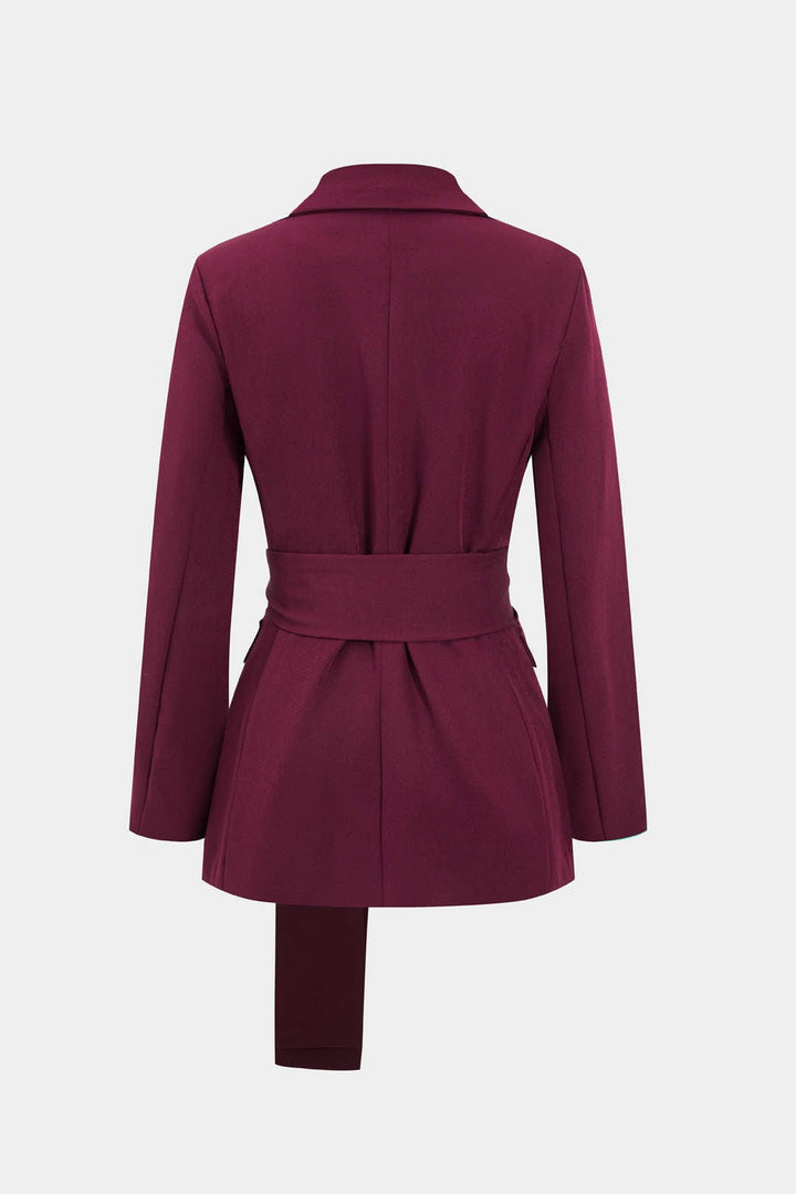 Blazer ceinturé rouge et pantalon droit, costume deux pièces femme élégant, parfait pour mode professionnelle.