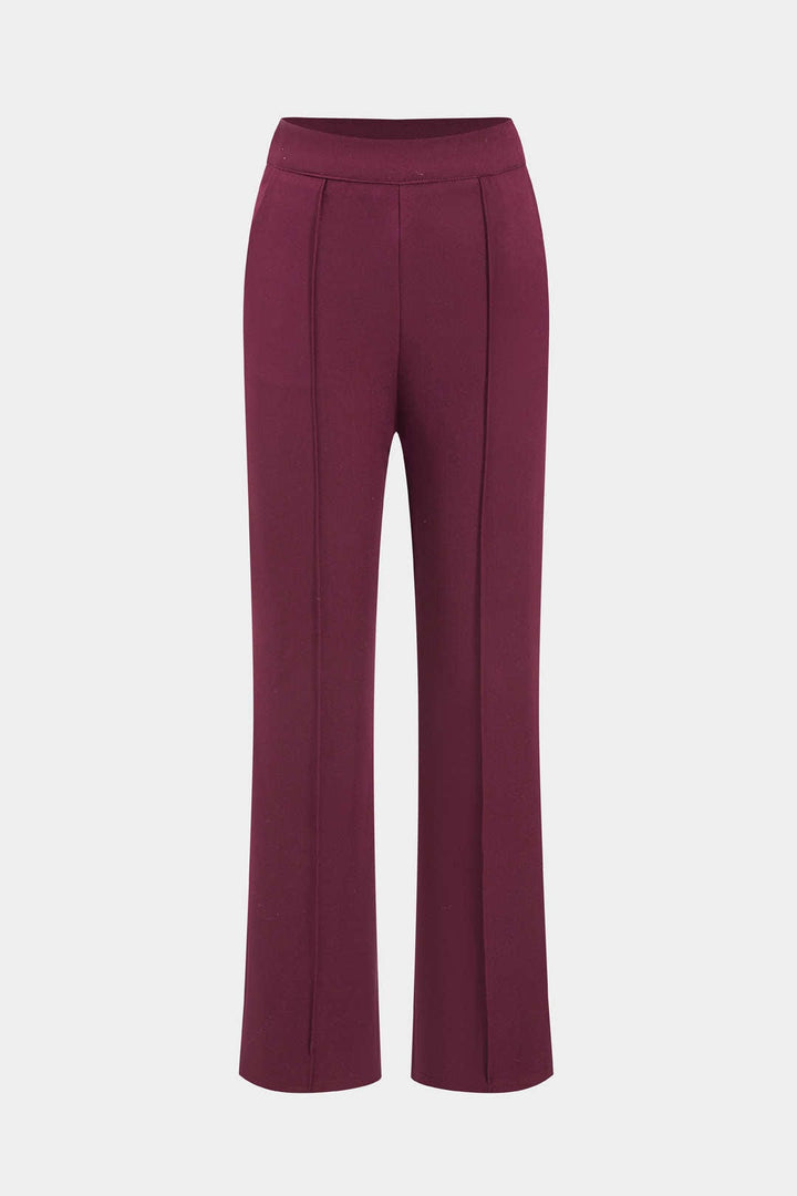 Élégant costume deux pièces femme rouge : blazer ceinturé et pantalon droit pour look sophistiqué.