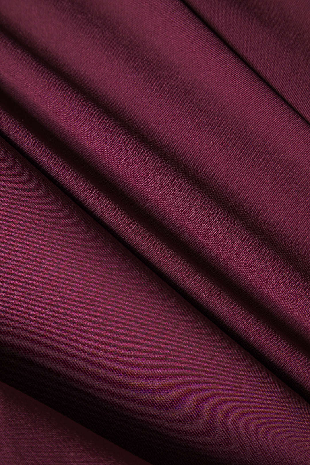 Mode femme : costume deux pièces rouge, blazer ceinturé et pantalon droit, tenue polyvalente et tendance.