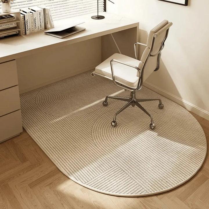 Aménagement bureau: tapis protecteur et élégant sous chaise, parfait pour un espace de travail organisé.