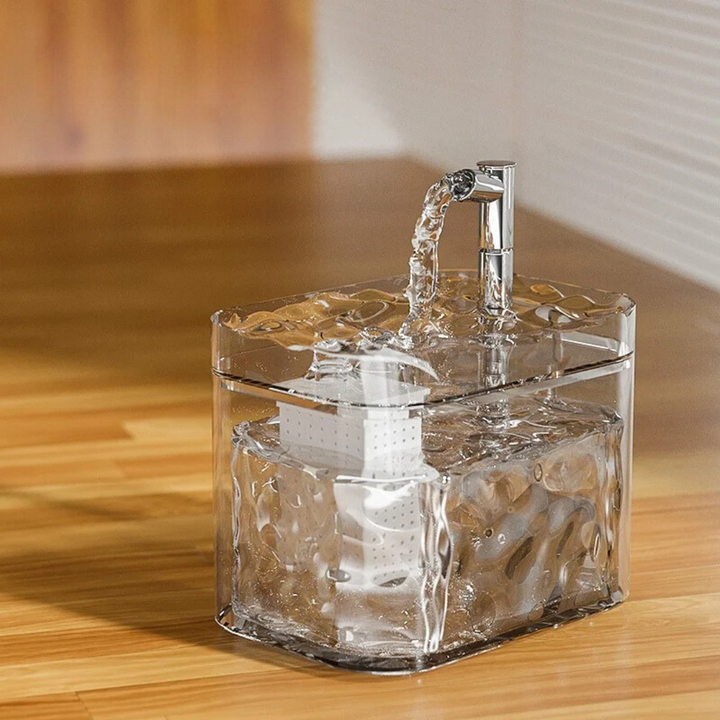 Accessoire animaux : fontaine à eau silencieuse avec filtration intégrée. Parfaite pour hydrater chat et chien.