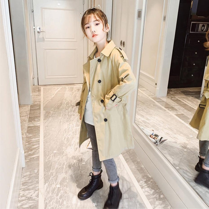 Manteau trench marron pour enfant, vêtement polyvalent et mode.
