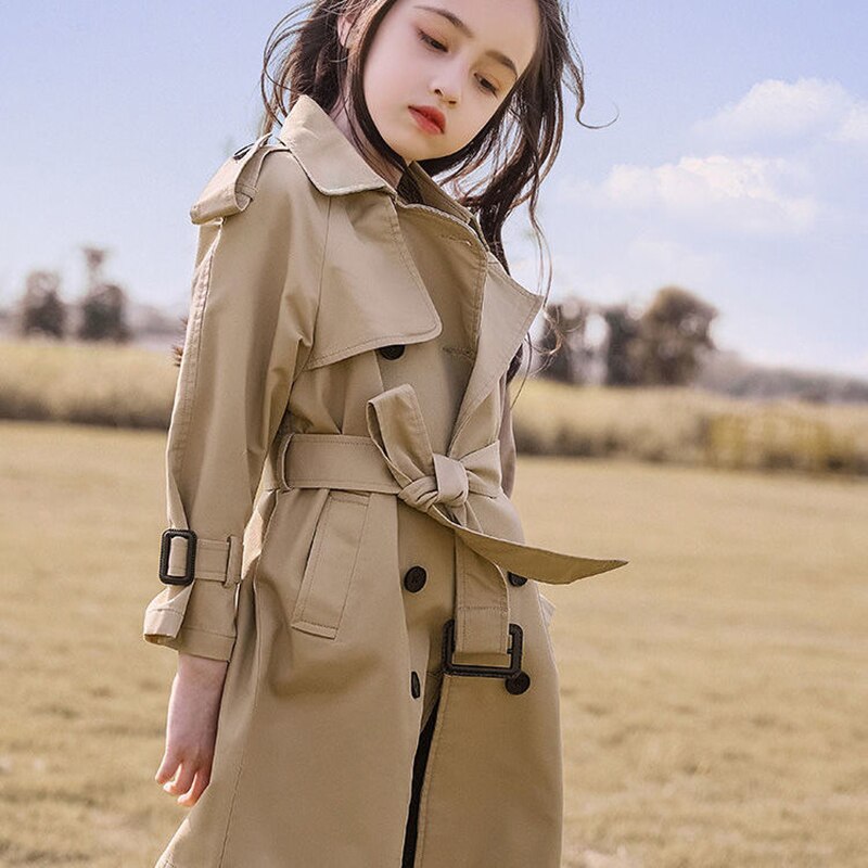 Vêtement enfant: trench classique marron, idéal pour toutes les occasions.