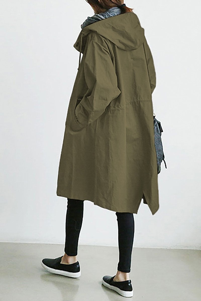 Manteau de pluie femme habillé, design moderne et tissu déperlant, idéal pour un look automne chic.