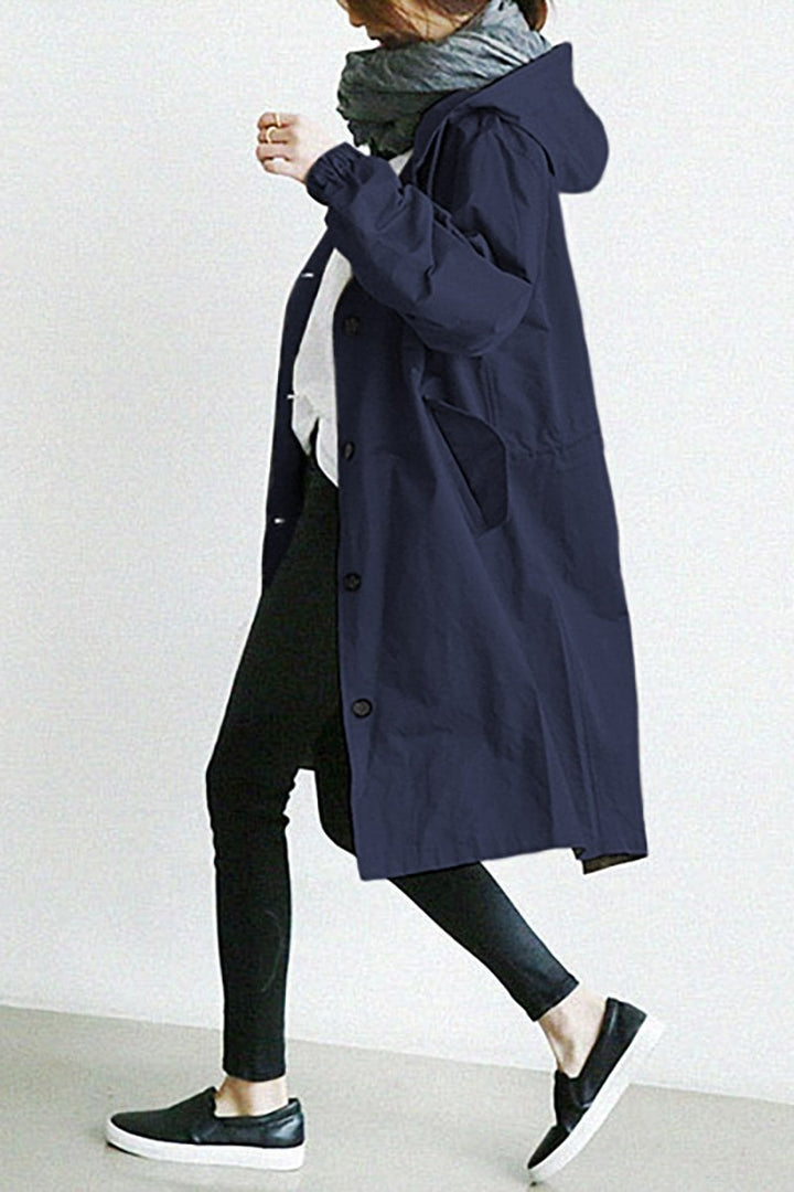 Trench femme avec capuche, coupe-vent élégant, veste longue pour une protection optimale contre la pluie.