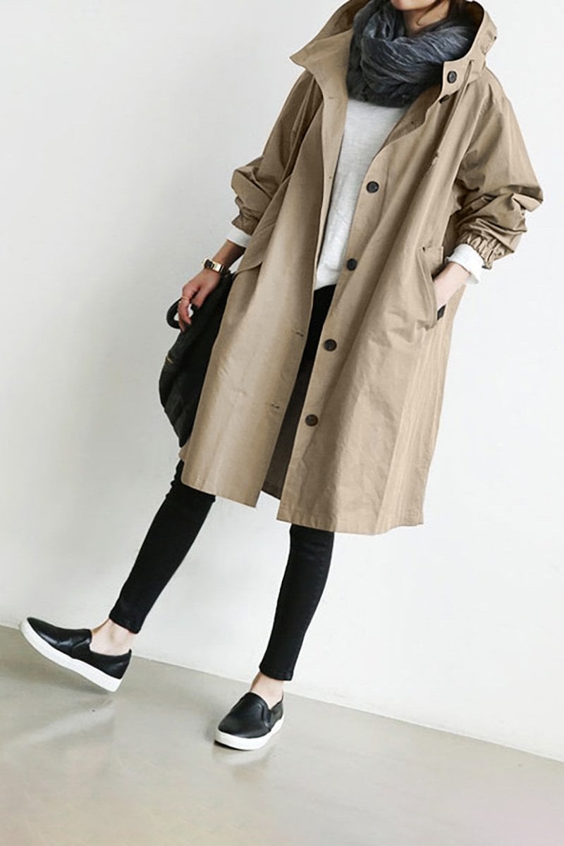 Vêtement pluie femme, trench léger et chic, parfait pour affronter le mauvais temps avec style.