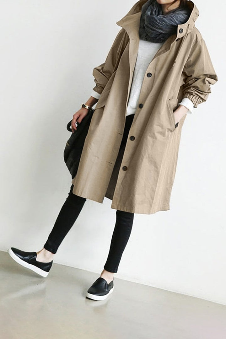 Vêtement pluie femme, trench léger et chic, parfait pour affronter le mauvais temps avec style.