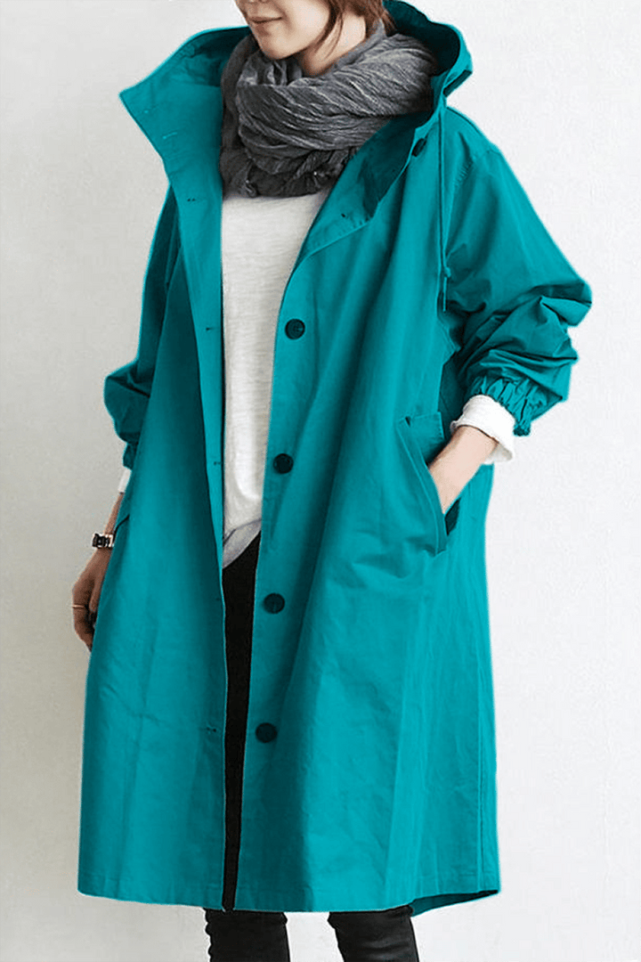 Détail du tissu imperméable et léger du trench femme, idéal pour les journées pluvieuses de printemps.