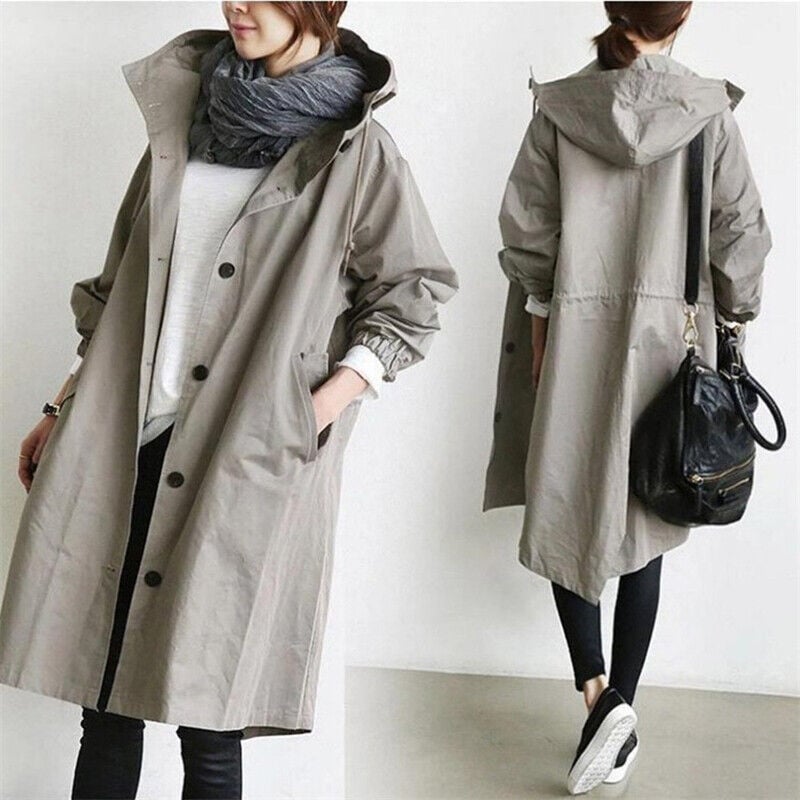 Silhouette d'une femme portant le trench imperméable, soulignant sa coupe longue et son allure chic.