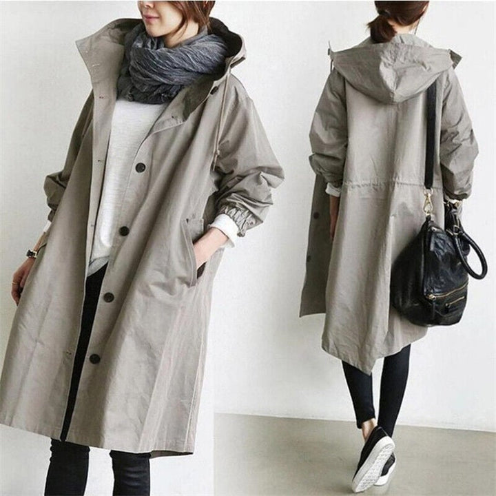 Silhouette d'une femme portant le trench imperméable, soulignant sa coupe longue et son allure chic.