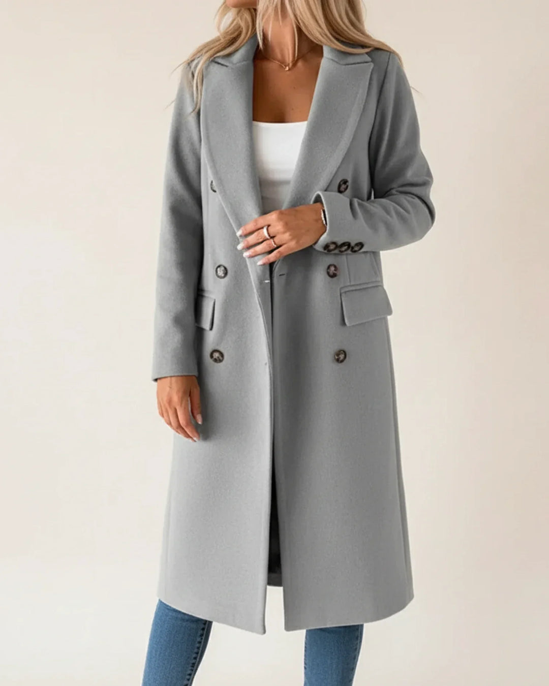 Manteau trench long femme gris, chic et polyvalent. Veste classique élégante pour mode féminine automne-hiver.
