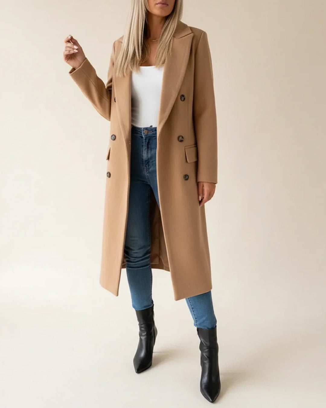 Trench coat long femme noir, vêtement extérieur classique et intemporel. Manteau chic pour l'hiver.