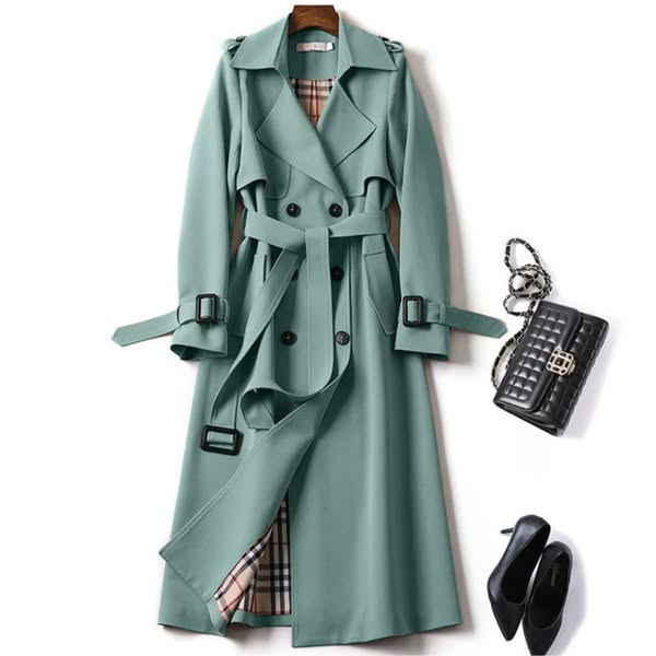 Femme portant un trench long ceinturé imperméable, élégant et chic. Manteau mi-saison idéal pour printemps/automne.