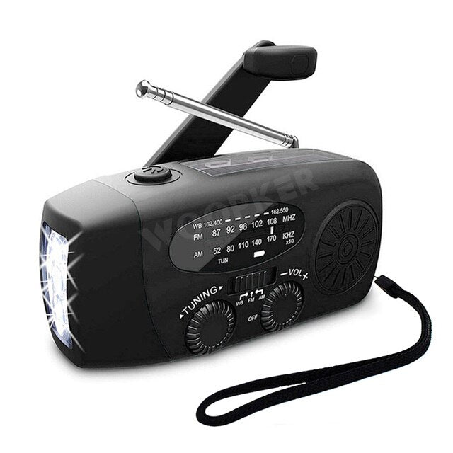 Radio de survie tout-en-un avec alimentation solaire, manivelle, lampe de poche LED et fonction power bank portable.