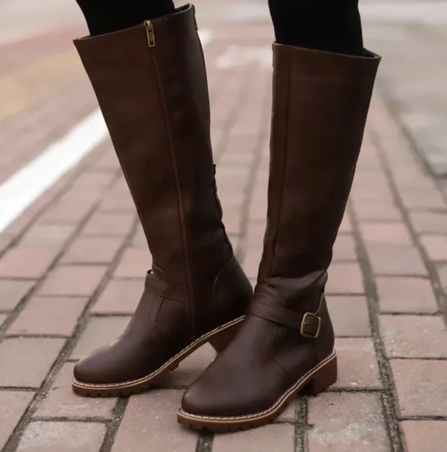 Bottes hautes femme élégantes avec bride et petit talon bloc, idéales pour un look chic et confortable.