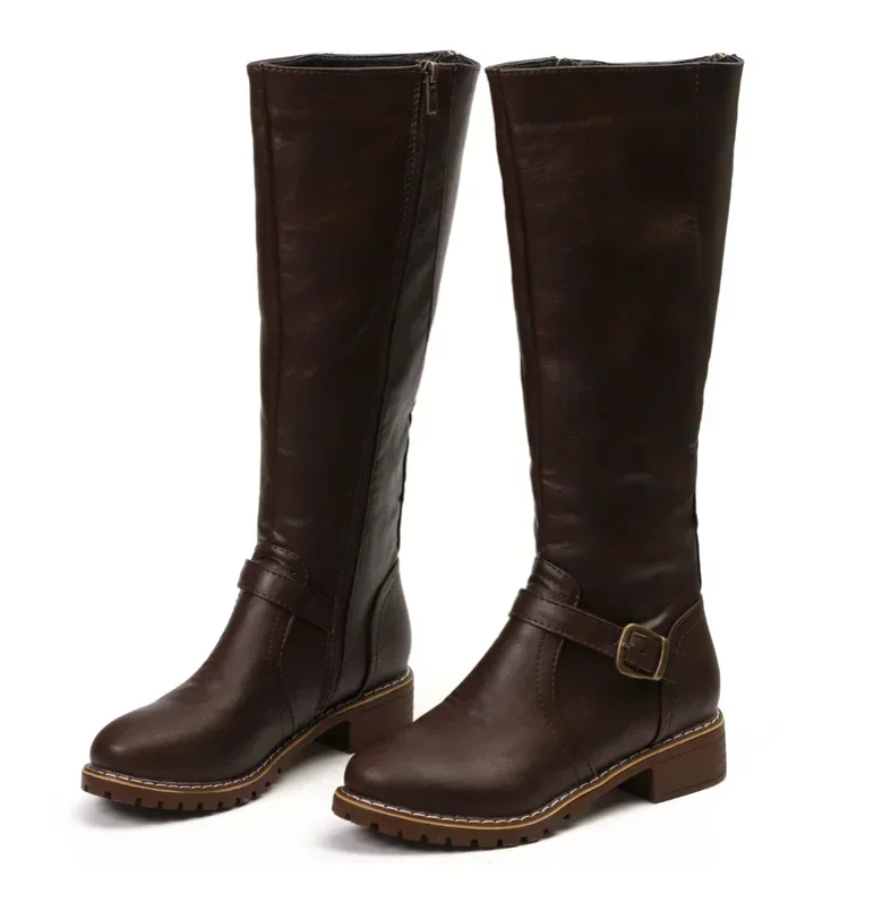 Bottes hautes femme à petit talon bloc et bride. Chaussures élégantes et confortables pour un style chic.
