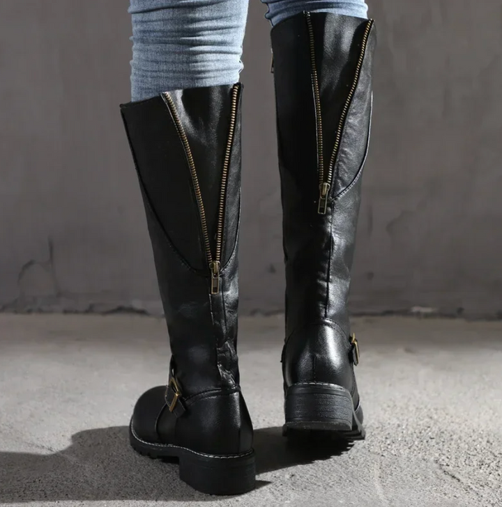 Ces bottes hautes femme combinent élégance, bride chic et un talon bloc confortable. Indispensables mode.
